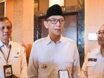 Wakil-Bupati-Jember-Muhammad-Balya-Firjaun-Barlaman-tengah-usia-Bimtek.jpg