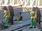 Wakil-Bupati-Lumajang-Indah-Amperawati-ikut-menyapu-tumpukan-sampah-di-Jembatan-Gladak-Perak.jpg