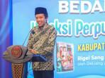 Wakil-Bupati-Trenggalek-Syah-Mohamad-Natanegara-membuka-Bedah-Buku-koleksi-Perpustakaan.jpg