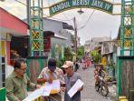 Wakil-Ketua-DPRD-Kota-Surabaya-A-Hermas-Thony-saat-menemui-warga-di-Kampung-Bendul.jpg