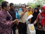 Wakil-Ketua-DPRD-Kota-Surabaya-A-Hermas-Thony-saat-menemui-warga.jpg
