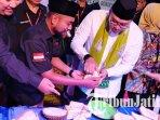 Wakil-Menteri-Pertanian-RI-Sudaryono-memberikan-penilaian-dalam-lomba-durian-lokal-Bondowoso.jpg