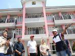 Wakil-Rektor-I-Unesa-Martadi-bersama-jajaran-Pemkot-Surabaya-saat-meninjau.jpg