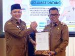 Wali-Kota-Batu-Nurochman-dan-Bupati-Pasuruan-Rusdi-Sutejo-saat-melakukan-penandatanganan.jpg