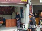 Wali-Kota-Blitar-Santoso-melihat-kondisi-pedagang-di-kios-sisi-utara-Stadion-Supriyadi-Kota-Blitar.jpg