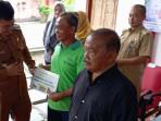 Wali-Kota-Blitar-Syauqul-Muhibbin-menyerahkan-bantuan-Rastrada-non-tunai.jpg