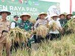 Wali-Kota-Kediri-KH-Qowimuddin-Thoha-bersama-Kapolres-Kediri-Kota-AKBP-Bramastyo-Priaji-panen-raya.jpg