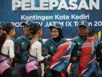 Wali-Kota-Kediri-Vinanda-Prameswati-melepas-Kontingen-Kota-Kediri-di-ajang-Porprov-Jatim-2025.jpg