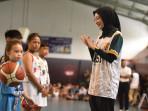 Wali-Kota-Kediri-Vinanda-Prameswati-saat-menghadiri-acara-Kediri-Basketball-Tournament-2025.jpg
