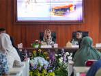 Wali-Kota-Mojokerto-Ika-Puspitasari-ketika-berdialog-dengan-pelaku-usaha-makanan.jpg