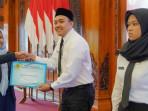 Wali-Kota-Mojokerto-Ika-Puspitasari-menyerahkan-petikan-SK-pengangkatan.jpg