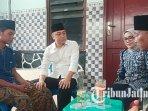 Wali-Kota-Surabaya-Eri-Cahyadi-melayat-ke-rumah-duka-Alfan-Ibrahimavic-korban-tewas-al-khoziny-1.jpg