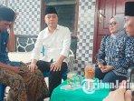 Wali-Kota-Surabaya-Eri-Cahyadi-melayat-ke-rumah-duka-Alfan-Ibrahimavic-korban-tewas-al-khoziny.jpg
