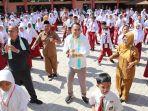 Wali-Kota-Surabaya-Eri-Cahyadi-meninjau-proses-pembelajaran-di-sekolah.jpg