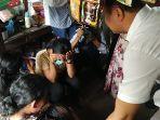 Wali-Kota-Surabaya-Eri-Cahyadi-saat-berdialog-dengan-ibu-Ibu-penghuni.jpg