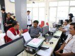 Wali-Kota-Surabaya-Eri-Cahyadi-saat-berkantor-di-kantor-kelurahan-beberapa-waktu-lalu.jpg