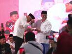 Wali-Kota-Surabaya-Eri-Cahyadi-saat-menerima-potongan-tumpeng-dari-Ketua-DPD.jpg