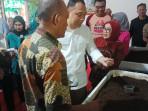 Wali-Kota-Surabaya-Eri-Cahyadi-saat-meninjau-budaya-cacing-menggunakan-sampah-organik.jpg