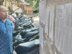 Wali-murid-tengah-mengecek-daftar-nama-yang-lolos-PPDB-SMP-Negeri-di-Madiun.jpg