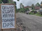 Warga-Desa-Candirejo-Kecamatan-Ponggok-Kabupaten-Blitar-protes-jalan-rusak.jpg
