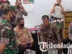 Warga-Desa-Karanganom-Kauman-Tulungagung-memrotes-modin-desa-yang-dituding-selingkuh.jpg