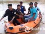 Warga-Dukuh-Bedalem-Gambiran-Besole-Tulungagung-memanfaatkan-perahu-untuk-melintasi-banjir.jpg