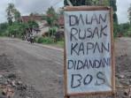 Warga-Mengeluh-Jalan-Desa-Rusak-hingga-Buat-Rumah-Retak-DPUPR-Sebut-Perbaikan-Masih-Tunggu-Antrean.jpg
