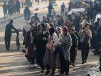 Warga-Palestina-berjalan-menuju-daerah-setelah-kembali-serangan-Israel-ke-Rafah-di-Jalur-Gaza.jpg
