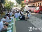 Warga-RW-8-Kelurahan-Tlogomas-saat-menggelar-istighosah-di-depan-tempat-penginapan.jpg