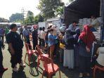 Warga-antre-membeli-beras-murah-dalam-operasi-pasar-di-Pasar-Pon-Kota-Blitar.jpg