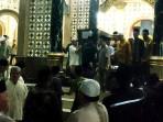 Warga-bahu-membahu-untuk-menurunkan-peti-jenazah-Moh-Royhan-Mustofa-17.jpg