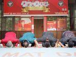 Warga-binaan-Lapas-Porong-saat-bebas-Ada-yang-langsung-sujud-sukur-di-depan-lapas.jpg