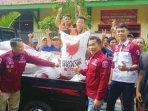 Warga-binaan-bersama-staf-bimker-Lapas-Kelas-I-Malang-menunjukkan-produk-pakan-ayam-premium.jpg