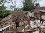 Warga-dan-BPBD-Bondowoso-saat-bergotong-royong-membersihkan-puing-puing-rumah-roboh.jpg