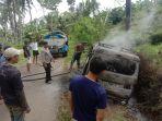 Warga-dan-pihak-kepolisian-membantu-memadamkan-mobil-yang-terbakar.jpg