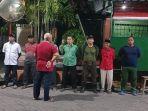 Warga-dan-satpam-Puri-Lidah-Kulon-membahas-menjaga-keamanan-lingkungan.jpg