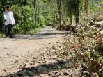 Warga-desa-pasuruan-tunjukkan-jalan-12-tahun-tak-tersentuh-perbaikan.jpg