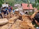 Warga-kerjabakti-membersihkan-pohon-pule-raksasa-roboh-mengenai-rumah-Rusik-di-Ponorogo.jpg