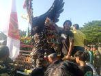 Warga-masyarakat-anggota-Banser-dan-Ansor-saat-berebut-ancak-agung-di-Alun-alun-Ki-Bagus.jpg