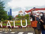 Warga-melakukan-swafoto-di-Balai-Pemuda-kompleks-Alun-alun-Surabaya.jpg