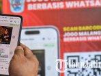 Warga-melakukan-uji-coba-aplikasi-berbasis-WhatsApp-Jogo-Malang-milik-Polresta-Malang-Kota.jpg