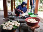 Warga-membuat-makanan-apem-dalam-tradisi-Megengan-Apem.jpg