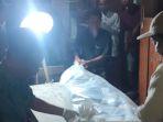 Warga-membungkus-kerangka-manusia-yang-ditemukan-terkubur-di-kamar-rumah.jpg