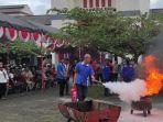 Warga-mempraktikkan-cara-memadamkan-api-menggunakan-APAR.jpg
