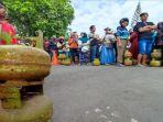 Warga-mengantre-untuk-membeli-tabung-gas-elpiji-ukuran-3-kilogram.jpg