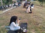 Warga-menikmati-momen-matahari-terbenam-di-Waduk-Kedungsumber-Gresik.jpg