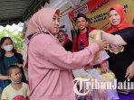 Warga-menyerbu-minyak-goreng-murah-yang-dijual-Sahabat-Indonesia-Bersatu-Siber-di-Trenggalek.jpg