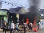 Warga-saat-mencoba-membantu-memadamkan-api-dengan-alat-seadanya.jpg