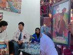 Willie-Salim-bertemu-Julian-mengaku-lukisannya-dicuri-bocah-Kini-Julian-diberi-hadiah.jpg