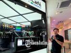 Wirry-Tjandra-menunjukan-robot-barista-yang-membuat-minuman-yakult-di-FamilyMart-Tunjungan.jpg